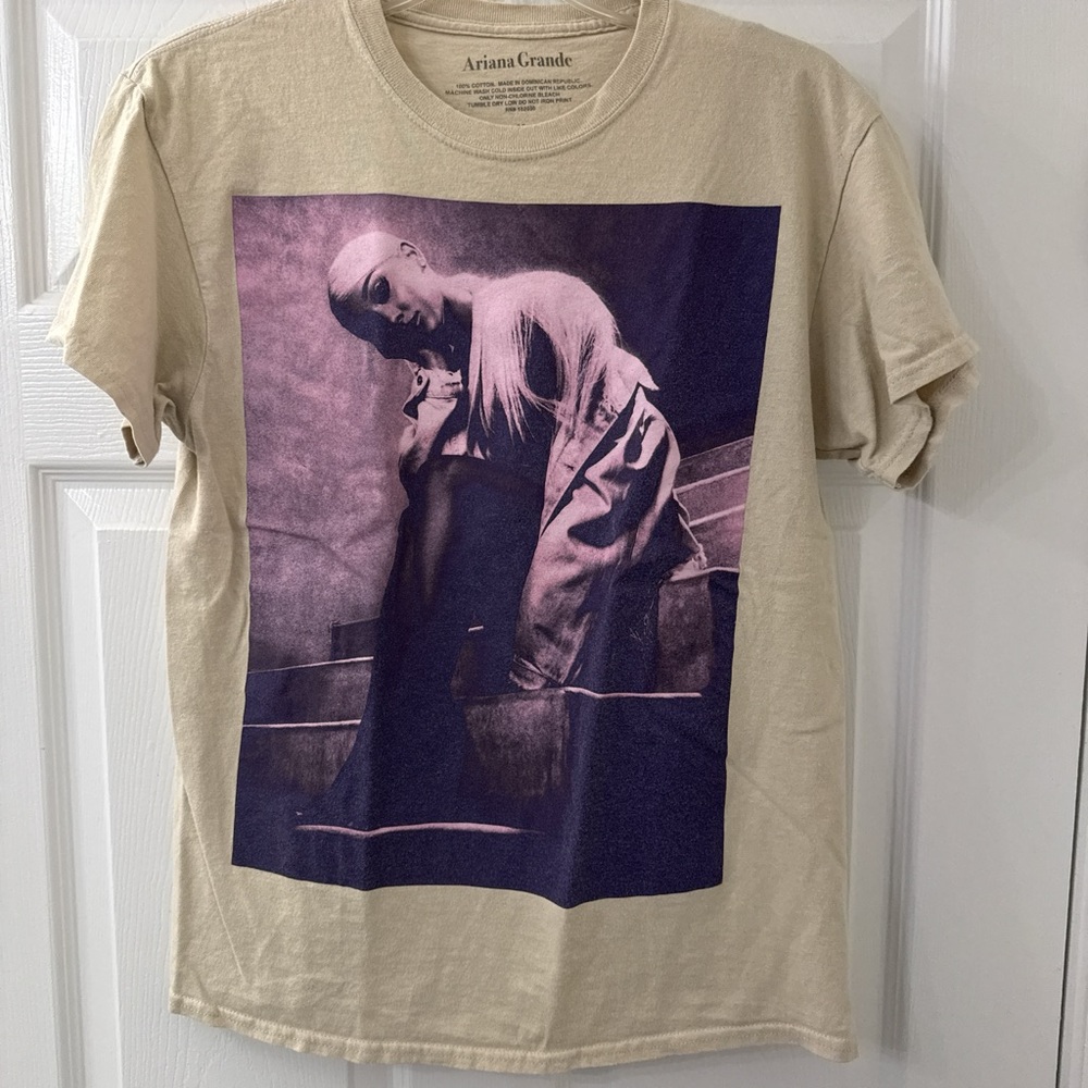 Ariana Grande Sweetener tour shirt
